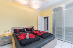 2 dormitorios, tabla de planchar con plancha, cuna de viaje