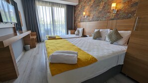 Kamar Triple Standar | Minibar, meja kerja, ruang kerja ramah laptop, dan kedap suara