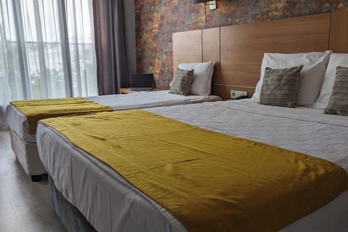 Habitación triple estándar | Minibar, escritorio, espacio para trabajar con un portátil