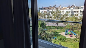 Minibar, bureau, espace de travail pour ordinateur portable