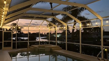 Een buitenzwembad, een verwarmd zwembad, ligstoelen bij het zwembad