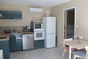 Microwave, oven, stovetop, dishwasher - Charming cottage in the heart of Provence (Mazan)