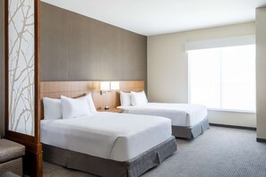 Ropa de cama de alta calidad y caja de seguridad en la habitación 