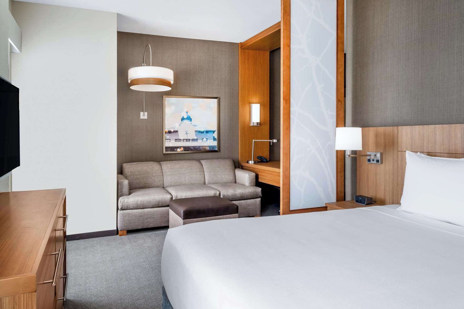 Luxe beddengoed, een kluis op de kamer, een bureau, een laptopwerkplek