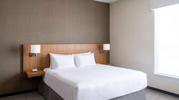 Habitación, 1 cama King size y sofá cama, con acceso para personas discapacitadas (With Shower) | Ropa de cama de alta calidad y caja de seguridad en la habitación