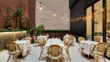 Breakfast, lunch, dinner served; Italian cuisine