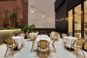 Breakfast, lunch, dinner served; Italian cuisine 