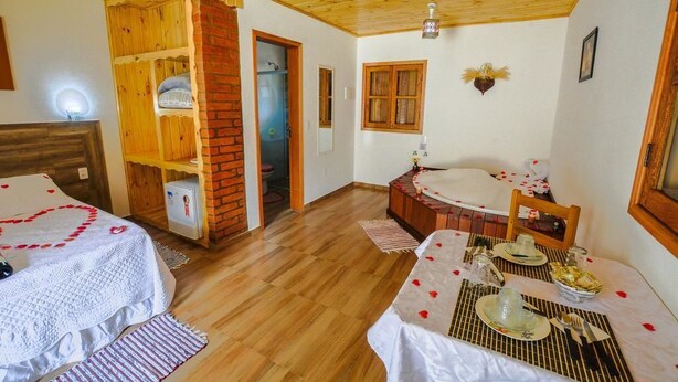 Minibar, WiFi (free), bed sheets - Pousada Varanda Colibri (Camanducaia)