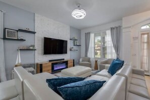 Téléviseur, jeux vidéo, table de ping-pong