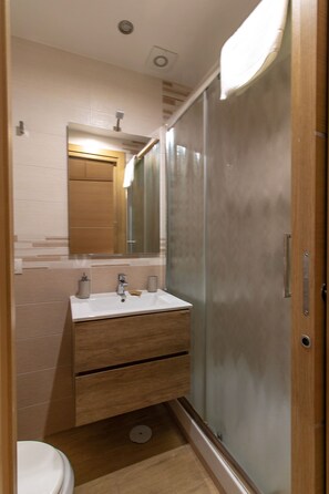 Shower, hair dryer, bidet, towels - Domus Campanile holiday home (Napoli)