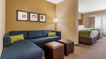 Camas com colchões pillow-top, escrivaninha, cortinas blackout