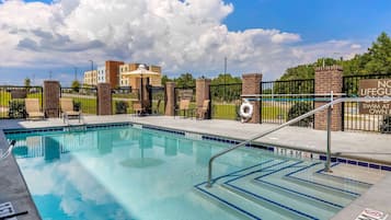 Una piscina al aire libre de temporada