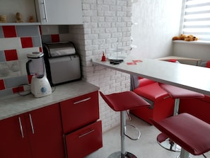 Réfrigérateur, four, plaque de cuisson, bouilloire électrique