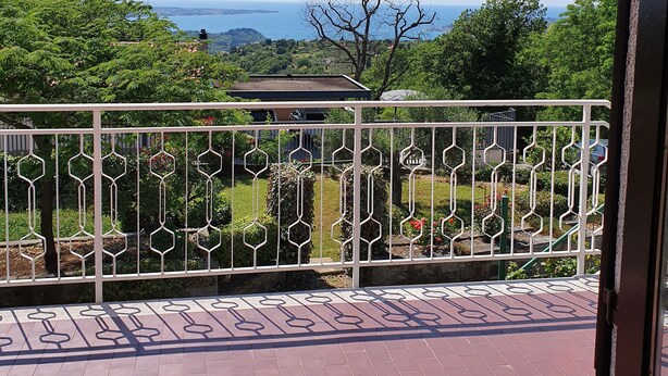 A balcony with a view of the sea and greenery. - Very Spacious Apartment (Izola)