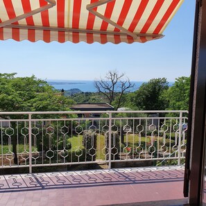 A balcony with a view of the sea and greenery. - Very Spacious Apartment (Izola)