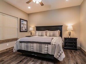 5 dormitoris, planxa i posts de planxar i un bressol de viatge 