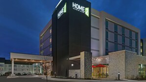 Un hotel moderno con un llamativo letrero 