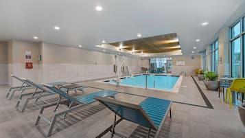 Piscine couverte, chaises longues