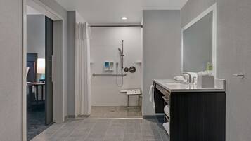 Suite, 1 kingsize-seng, tilgjengelighetstilpasset (Roll-In Shower) | Dusj på badet