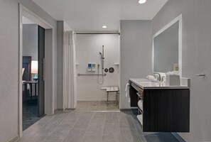 Suite, 1 cama de matrimonio grande, accesible para personas con discapacidad (Roll-In Shower) | Ducha del cuarto de baño