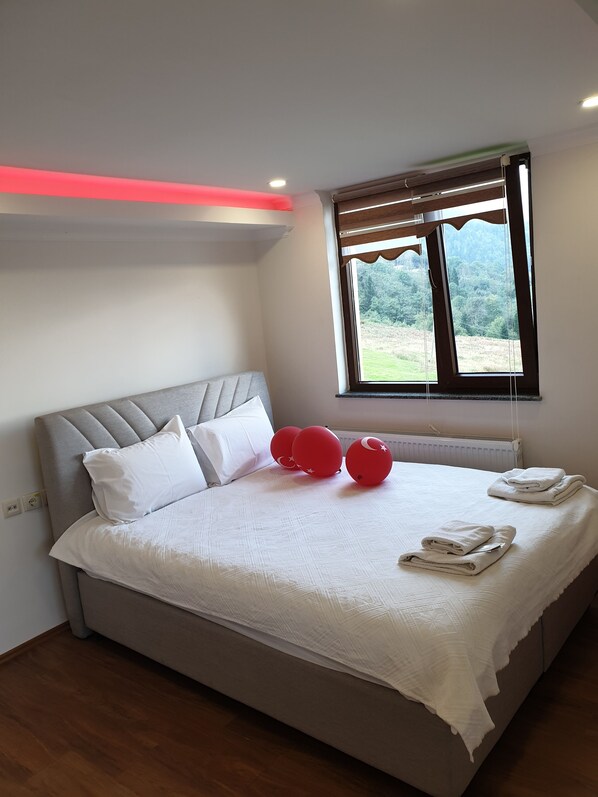 Ropa de cama de alta calidad, edredón, minibar y escritorio