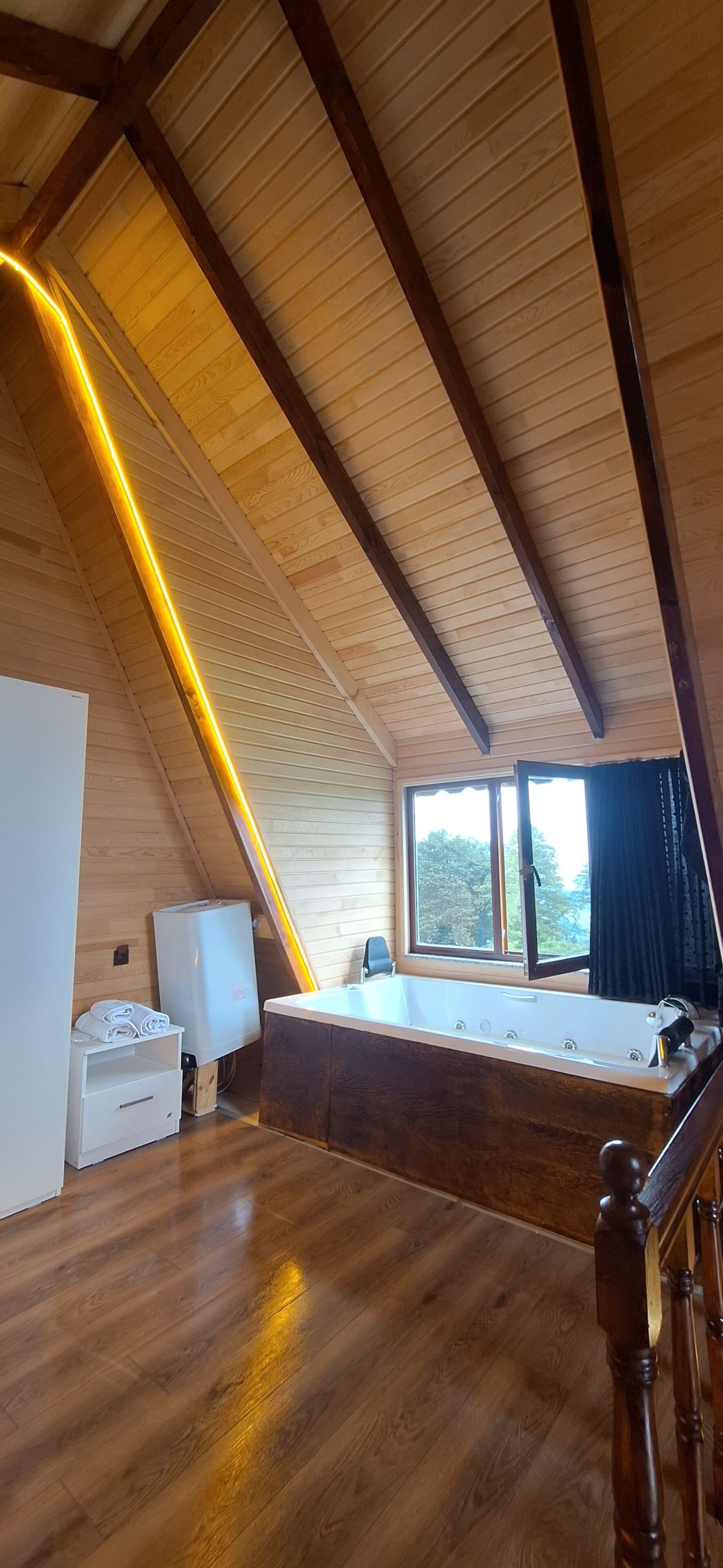 Grand Bungalow | Premium bedding, down comforters, minibar, individually decorated