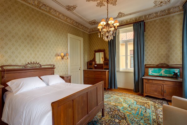 4 bedrooms, desk, iron/ironing board, travel cot