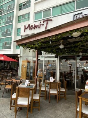 Outdoor dining - Renovated Luxury Suite overlooking the Guayas River and all amenities. (Guayaquil)