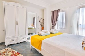 Standard-Apartment, 3 Schlafzimmer, Whirlpool (Rosemary) | Minibar, Bügeleisen/Bügelbrett, kostenloses WLAN, Bettwäsche