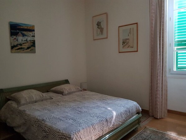 2 bedrooms, iron/ironing board, travel cot, WiFi