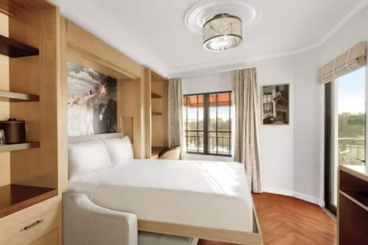 Hypo-allergenic bedding, in-room safe, desk, laptop workspace