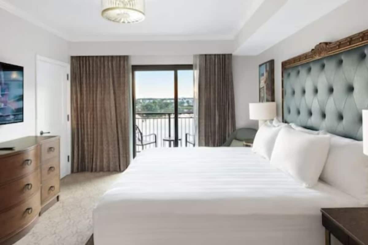 Hypo-allergenic bedding, in-room safe, desk, laptop workspace