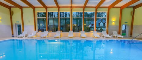 Indoor pool, sun loungers