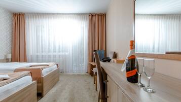 Quarto casal ou duplo | Escrivaninha, cortinas blackout, camas extras/dobráveis (sobretaxa)