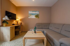 Skrivbord, mörkläggningsgardiner, extrasängar och sängkläder