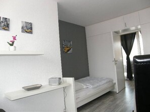 2 makuuhuonetta, silitysrauta/-lauta, Wi-Fi, vuodevaatteet