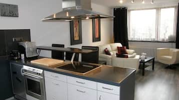 Kühlschrank, Mikrowelle, Herdplatte, Geschirrspüler