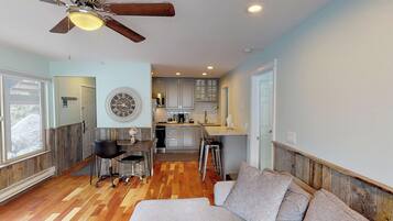 Een smart-tv, een open haard en boeken