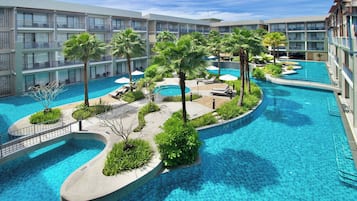 3 piscines extérieures, parasols de plage, chaises longues