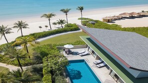 Premium bedding, down comforters, pillowtop beds, minibar - Le Meridien Khao Lak Resort & Spa (Takua Pa)