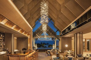 3 restaurantes; se sirven desayunos, almuerzos y cocina internacional 