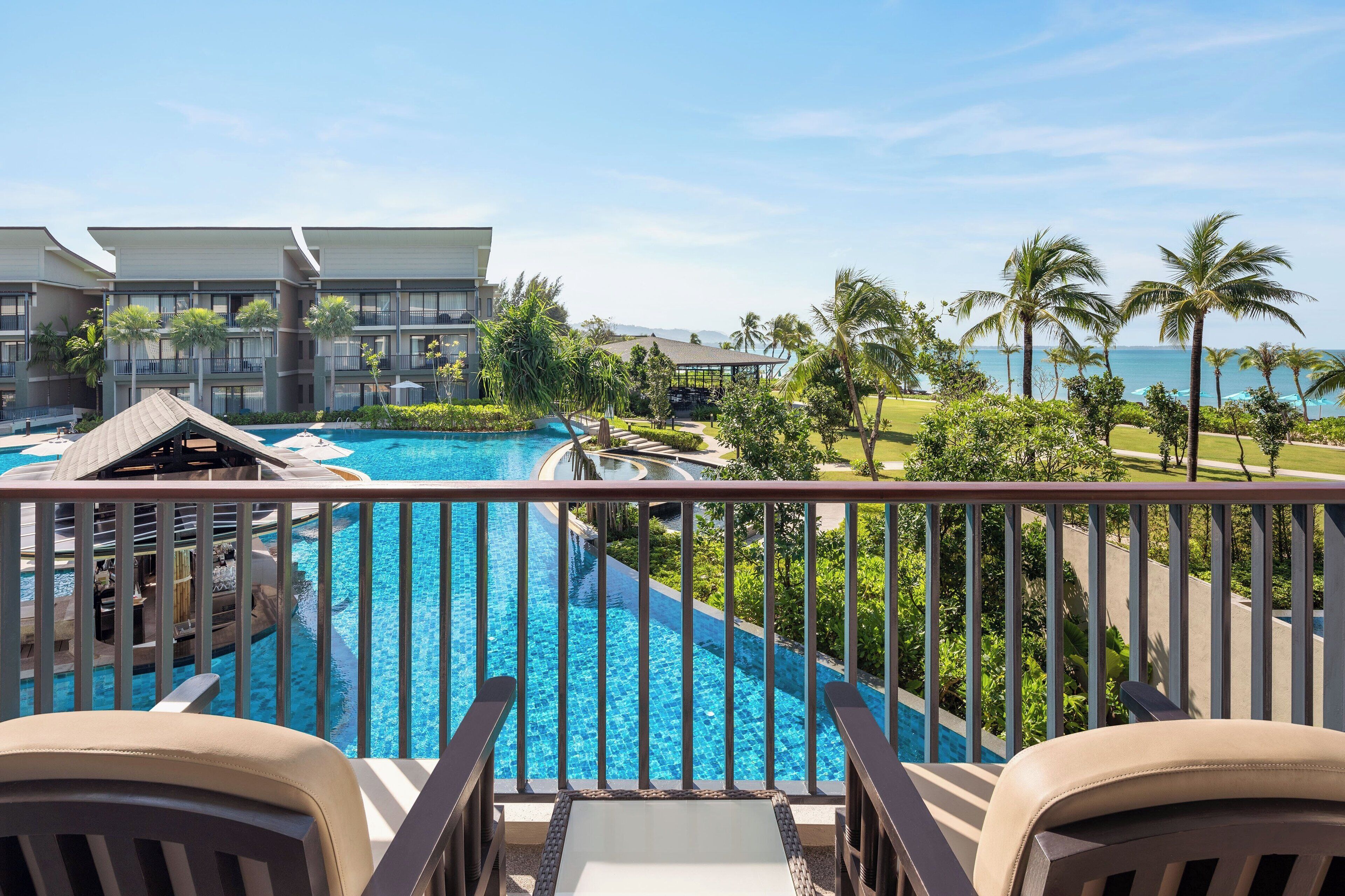 Studio, 1 King Bed, Pool View