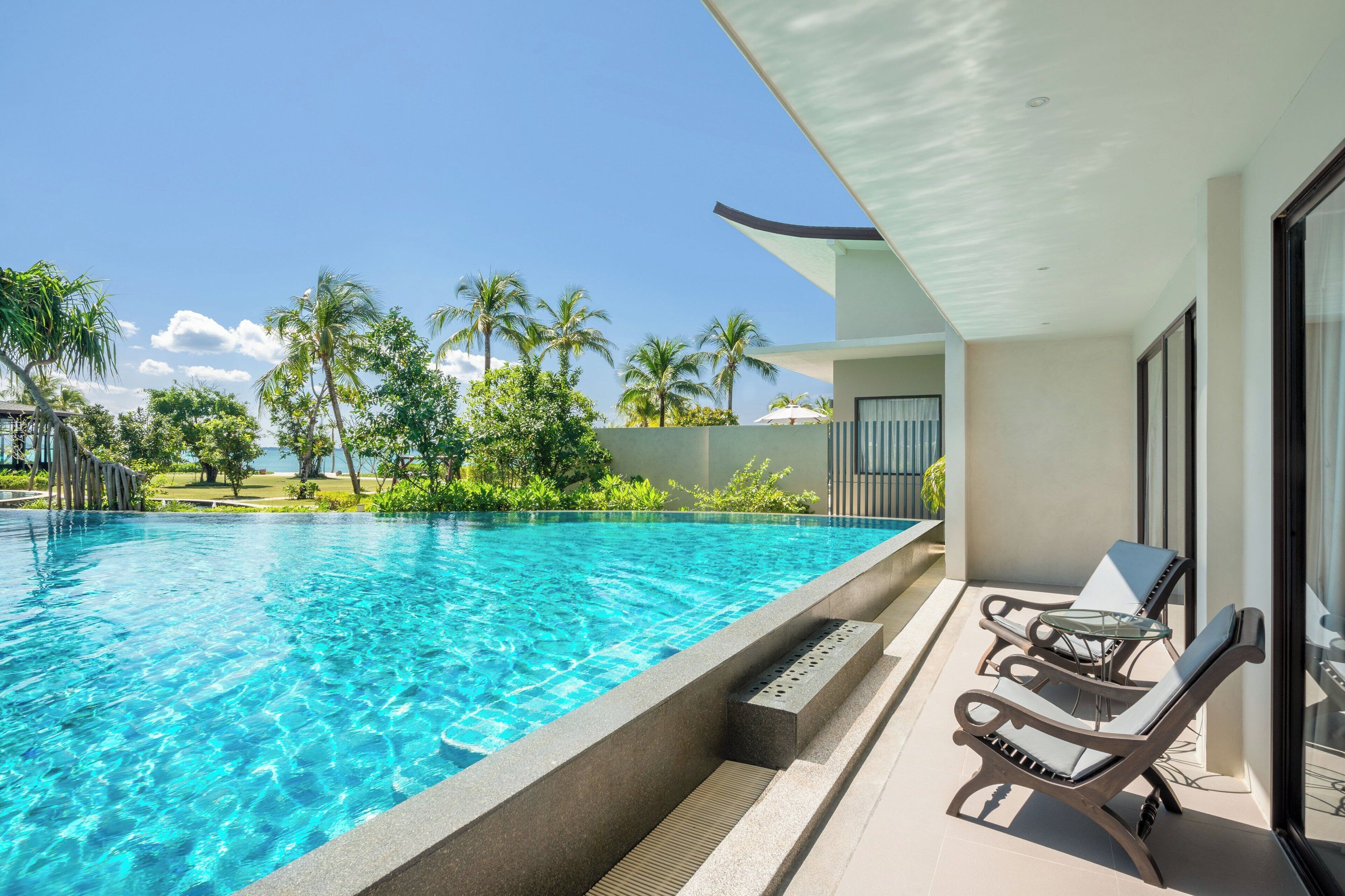 3 outdoor pools, open 8:00 am to 8:00 pm, pool umbrellas, pool loungers