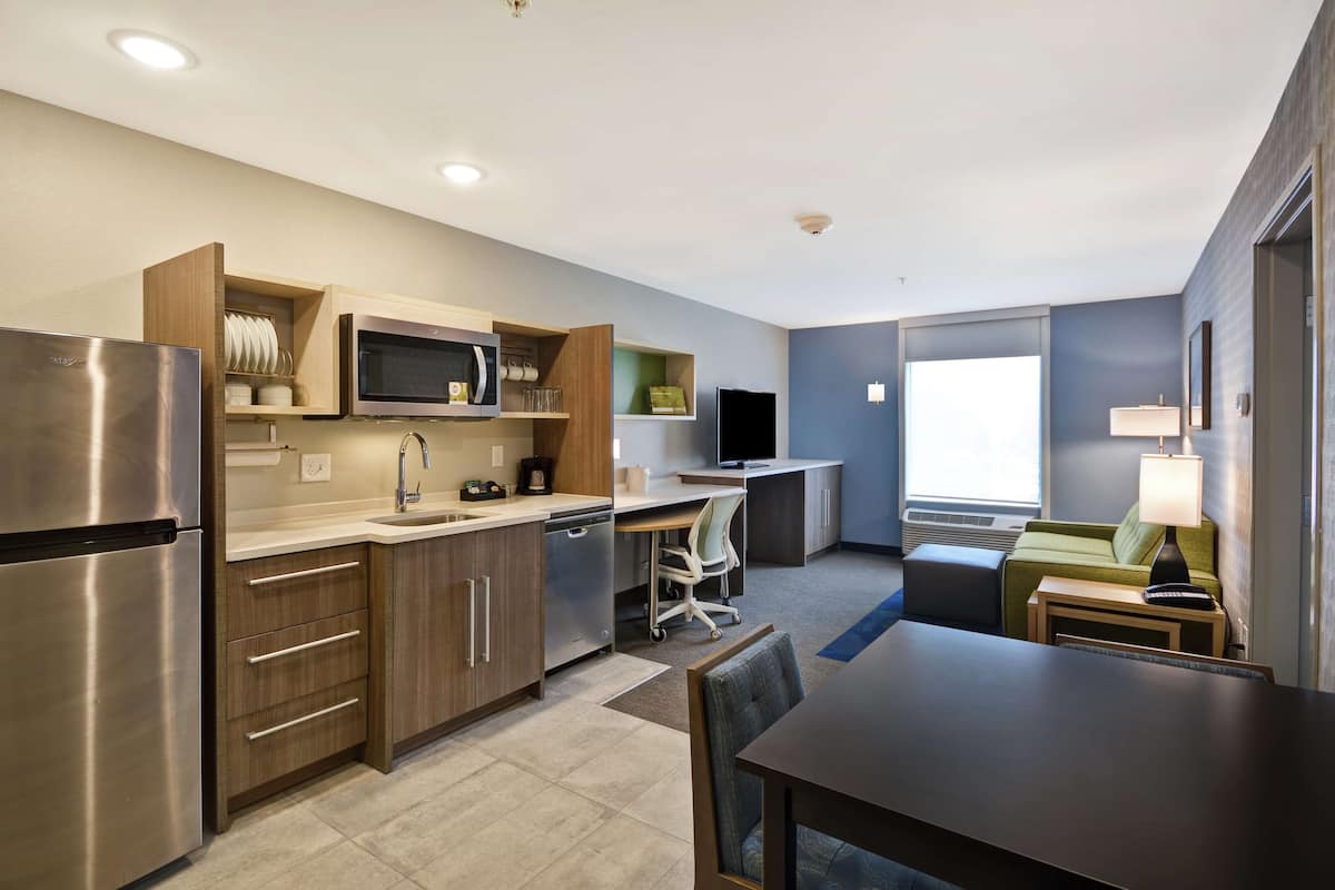 Suite, 1 habitación, para no fumadores | Escritorio, espacio para trabajar con laptop y cortinas blackout