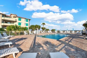 Outdoor pool - Oceanfront Condo 303 Desoto Beach Club (Tybee Island)