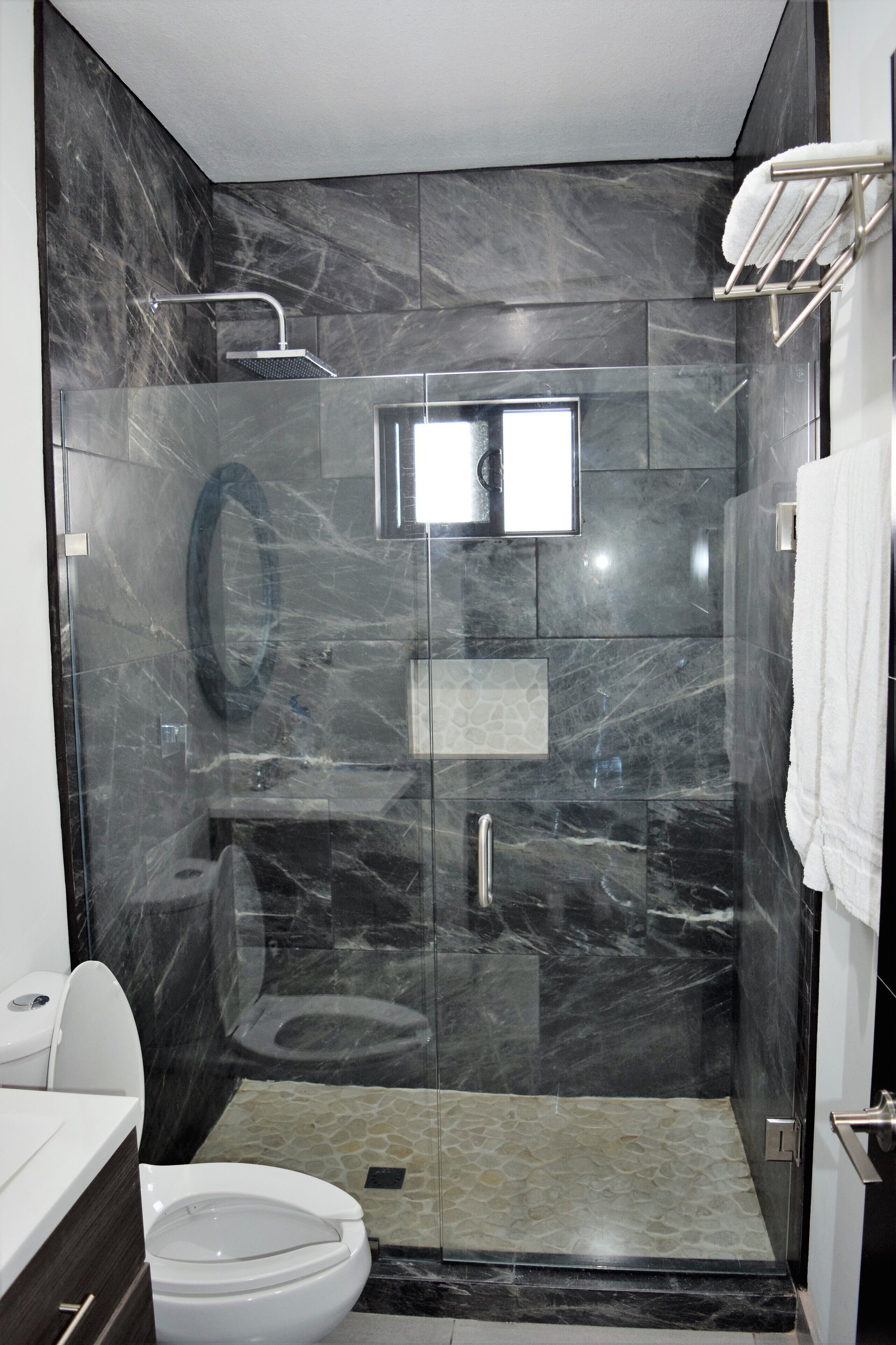 Handtücher, Shampoo, Toilettenpapier