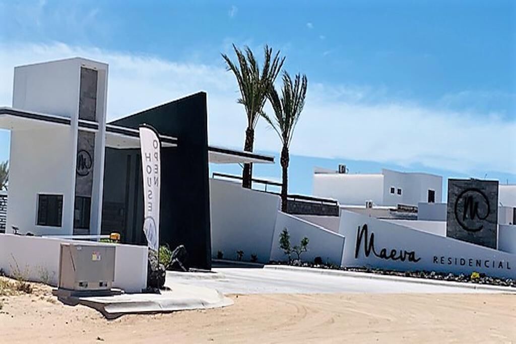 A modern residential building with a prominent sign reading 'Maera Residencial.'