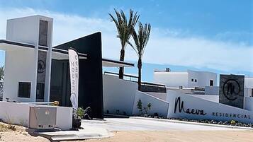 A modern residential building with a prominent sign reading 'Maera Residencial.'