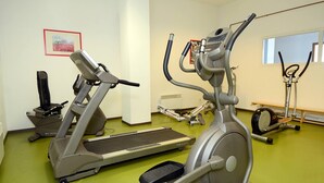 A gym with treadmills, elliptical machines, and a stationary bike. - Studio Cosy au Pied des Pistes avec Accès Piscine (Vars)