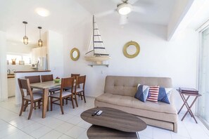 Departamento Deluxe | Área de sala de estar | Televisión de pantalla plana